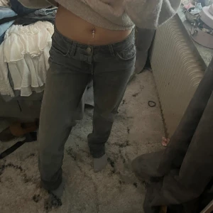 Zara jeans - Dom mycket populära zara jeansen från ca 2 år tillbaka. Köpte dessa för 1000 och de är knappt använda.