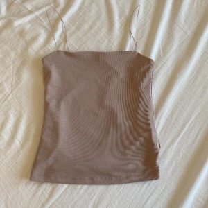 Linne - ljus rosa/lila linne i storlek xxs. Köpt på newyorker för 39 kr men säljer för 20 kr. Bra skick, inga fläckar. Dubbelt tyg både fram & bak. Sitter tight. 🤞