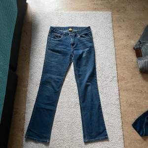 Jeans med fint tryck på bakfickorna! Midjemått: 42 Innerbenslängd: 79