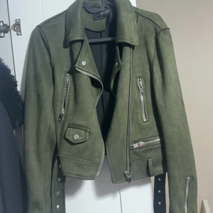 Zara tunn jacka - Väldigt fin zara jacka använd en gång och är i väldigt bra skick som ny typ💕