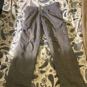 Gråa cargobyxor från BERSHKA! - Gråa cargobyxor från BERSHKA med 38 i midjan! Bra skick och väldigt snygga! Kan förhandla priset!