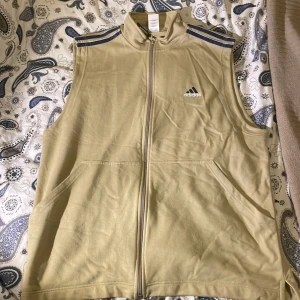 Adidas- tröja/väst - Alldrig använd! Large och snygg!