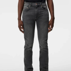 J.Lindeberg jeans - Mörkgrå tvätt från J.Lindeberg i modellen ”JAY”, mid rise/slim fit. Väldigt bra skick. Storlek 34/32