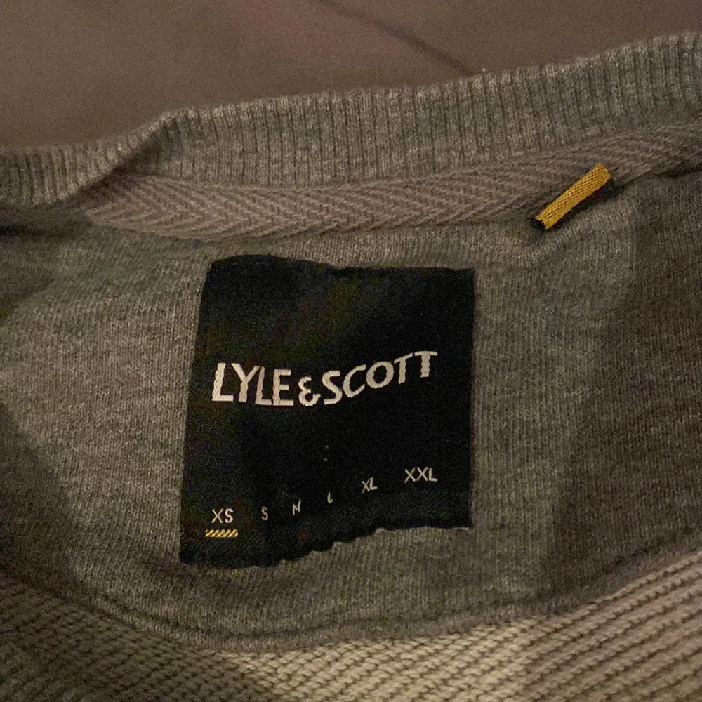 En fin Lyle scott tröja||strorlek xs| färgen är grå|| pris 199kr vid funderingar fråga oss!!. Hoodies.