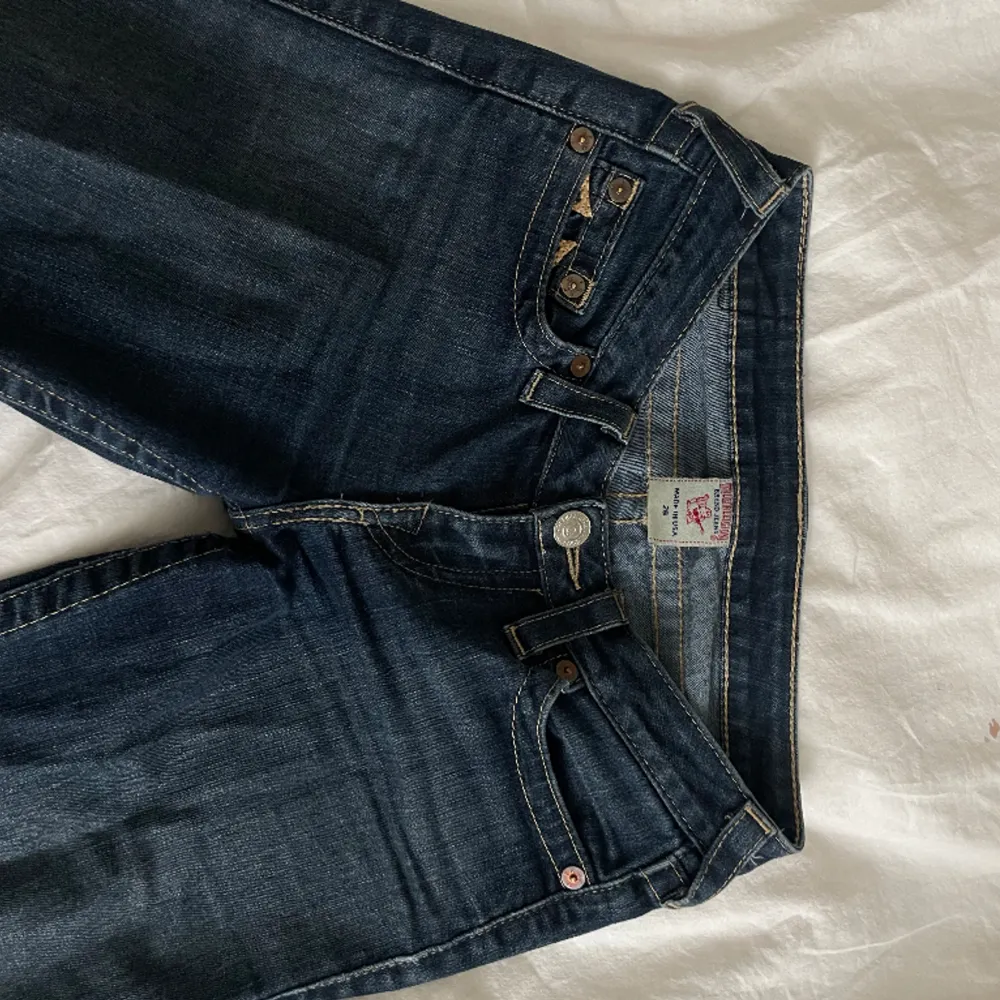 Säljer nu mina favorit trueys jeans som har blivit lite små… midjemåttet är ca 74 cm och Innerbenslängden är 80 cm💕modellen är bootcut och lågmidjad💕hör gärna av dig vid frågor eller för fler bilder! . Jeans & Byxor.