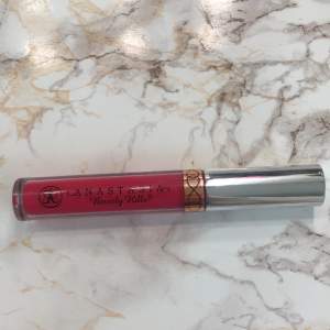 Säljer detta super fina  Rosa liquid lipstick från Anastasia det är endast testad på min hand då jag inte gillar färgen säljer jag de