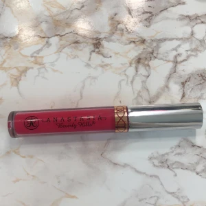  Rosa liquid lipstick från Anastasia  - Säljer detta super fina  Rosa liquid lipstick från Anastasia det är endast testad på min hand då jag inte gillar färgen säljer jag de
