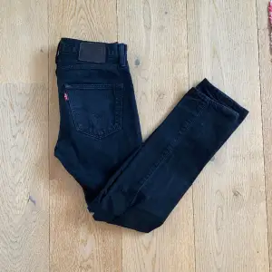 Ett par fina jeans från Levi’s Sparsamt använda Pris kan diskuteras vid en snabb affär. 