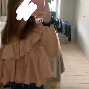 Rosa topp - Säljer nu min söta topp från Gina tricot pga att den inte kommer till användning! Ett band har gått av vid knapparna men det är inget man tänker på💕