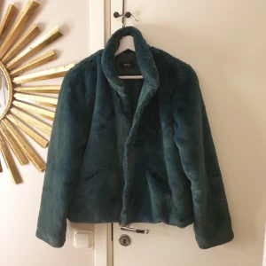 Jacka  - Jacka i päls imitation från Only som aldrig har kommit till användning 