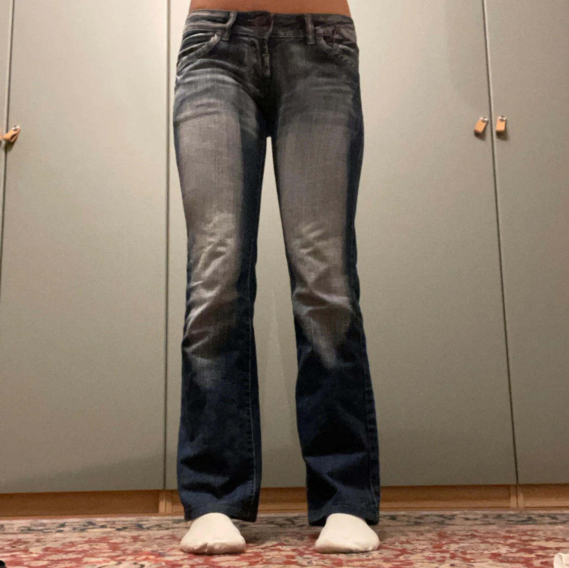 Mörk/ljusblåa lågmidjade jeans  - 91