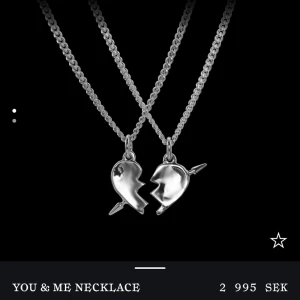 Maria Nilsdotter, You and me necklace - Säljer halsbandet till höger. Det är i ny skick och knappt använt💞