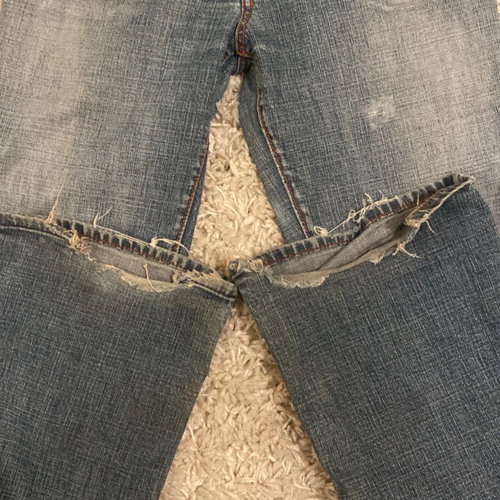 Säljer mina miss sixty jeans då dom har blivit för korta för mig. Kontakta för fler bilder. Innerbensmåttet:77 cm. Midjemått rakt över: 36 cm 💓. Jeans & Byxor.