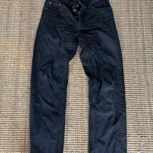 Nudie jeans ”Rad Rufus” Snygga jeans med avklippt kant längst ner. Storlek 28/30 men motsvarar 30/30.