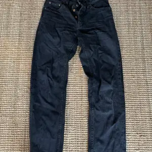 Nudie jeans ”Rad Rufus” Snygga jeans med avklippt kant längst ner. Storlek 28/30 men motsvarar 30/30.