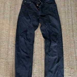 Nudie Jeans Rad Rufus - Nudie jeans ”Rad Rufus” Snygga jeans med avklippt kant längst ner. Storlek 28/30 men motsvarar 30/30.