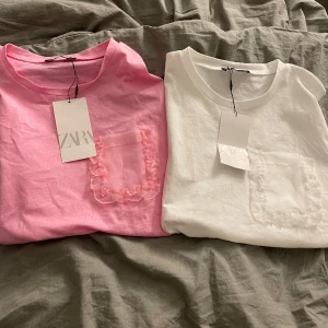 två söta t shirts med fickor - två jätte fina basic t shirts fast med en super fin detalj " ficka" helt ny med prislapp kvar!! säljer då dom inte passade och kan inte skicka tillbaka dom. en för 59kr och båda för 110kr🩷