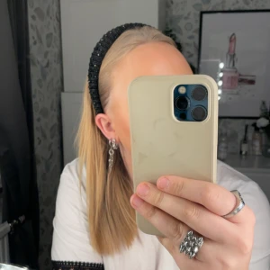 diadem - jätte fint diadem som jag köpt på åhlens för 199kr!! inga pärlor har åkt av & endast använt några få gånger🩷