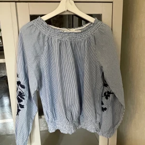 Blus  - Superfin blus från Kappahl har väldigt söta detaljer på ärmarna, den är från barnavdelningen i storlek 170 vilket motsvarar xs💗