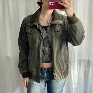 Grön jacka - Grön baggy jacka från H&M. Storlek 42, jag har storlek 38 för referens 💞