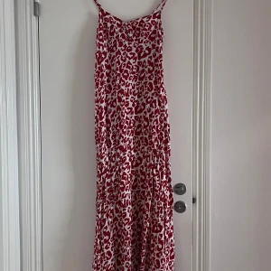 Röd leopardklänning - Jättefin leopardklänning i mjukt material! Röd/vit! Kan vikas ned för att ha som kjol:) köpt på Sellpy men den va tyvärr för liten för mig(😭)  (taggen sitter kvar) 