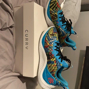 Stephen curry basket skor - Hej, säljer ett par Stephen curry med märket under armour, skor med en colab av sour patch kids. Dem är använda ca 7 ggr och är i helt nytt skick pågrund av att dem inte passade. Köptes för ca 2 000