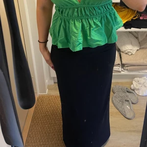 Maxikjol - Säljer denna svarta maxikjolen som är köpt på nakd nyligen då jag hittade en annan. Tveka inte att fråga för fler bilder! Dessvärre går jag inte ner mer i pris då jag redan gjort det och den är helt ny med lappen kvar och allt! 