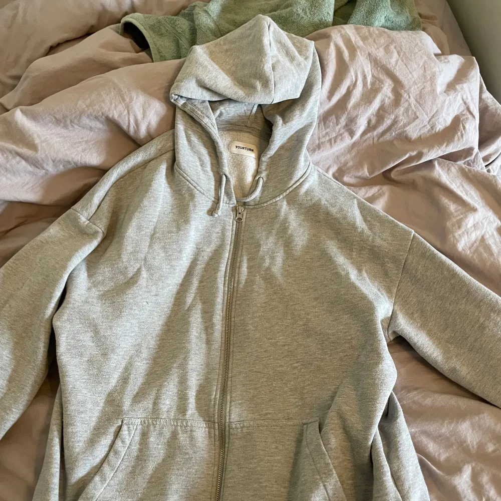 Zip up hoodie från yourturn men köpt från Zalando. Jag har storlek s och den sitter oversized på mig. Tröjor & Koftor.