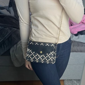 Väska från Malene Birger - Superfin väska från Malene Birger. Inga defekter förutom att kedjan tyvörr tappat lite färg. Sparsamt använd! Lagom storlek med många olika fack. Verkar inte säljas längre. Nypris 2700kr. Mitt pris 1350❤️ priset går att diskutera! 