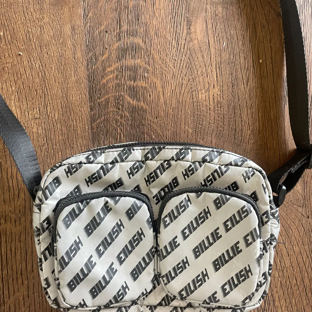 En jättefin Billie Eilish väska med reflextyg, den är perfekt storlek och har justerbart axelband. Från Hm och är i nyskick, använd fåtal gånger💗. Väskor.