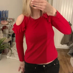 Röd tröja  - Röd topp med öppna axlar. 