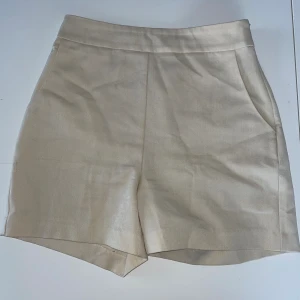 Linneshorts - Beiga linneshorts, köpta förra sommaren säljes pga för små. Kan skickas eller mötas upp på södra sidan 🌷🌸🩷