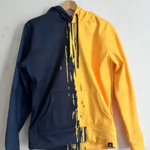 A comfortable yellow and black hoodie that's perfect for gaming sessions with your boys, as dope streetwear or for vising events like gamecon/comic con. Size S.  Available in Råsunda, Solna.