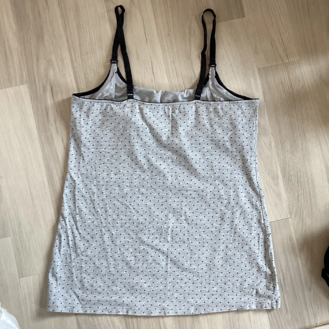 Grå linne/topp med svarta prickar - 91