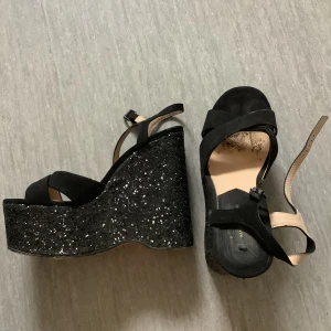 Glittriga platå klackskor  - Ursnygga klackskor från mango med platå i fram, klackhöjd på ca 14 cm. Storlek 36 i använt skick 