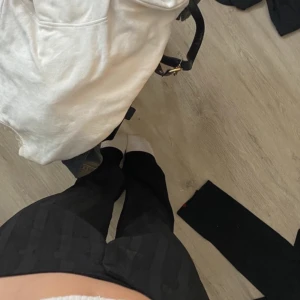 Kostymbyxor  - Superfina randiga kostymbyxor köpt secondhand, står ingen storlek men skulle säga att de är i S, midjemått=38 cm, innebenslängden=81🫶🏼