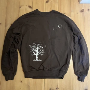 Notion Eternal ”Our Spot” Sweatshirt - Notion Eternal ”Our Spot” Sweatshirt  Storlek M Använd ett fåtal gånger, som ny  Är öppen för bud, skriv för frågor!