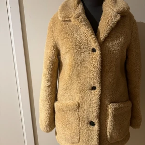 Jacka i fint skick - Jacka från barnavdelning från H&M. Fint skick, knappt använd