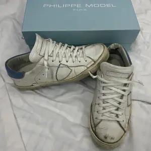 Säljer nu dessa feta Philippe model skorna i storlek 41. Skorna passar även 42. Hör av dig vid fler frågor.