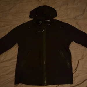 CP company hoodie  - 9/10 skick knappt använd. Inga skador på tröja eller glasögon. 