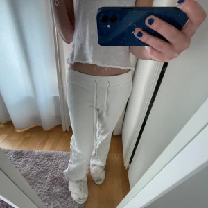 Mjukisbyxor  - Vita mjukisbyxor från brandy 