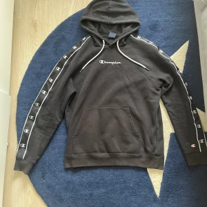 Champion hoodie - Har haft den i ungefär fyra månader men den passar inte längre, pris kan diskuteras vill bli av med den