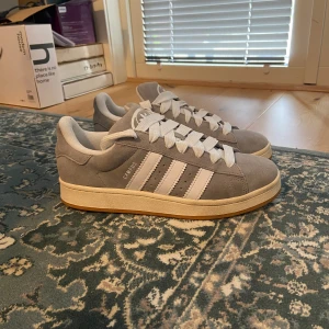 Adidas campus 00s - Säljer då de använts väldigt lite. Väldigt bra skick samt kvitto finns.
