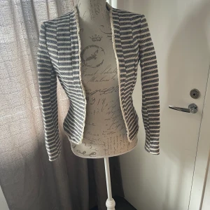 Kavaj H&M - Snygg kavaj från H&M i stl 36.