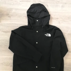The North Face Retro Mountain Jacket - Storlek L. Helt ny. Inköpt till min bror men tyvärr för stor i modellen. Vatten och vindtät. Nypris ligger på 2999. Mitt pris 1700 🤝