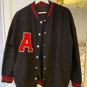 Jacka - Snygg svart basebolljacka med röda detaljer! Storlek L