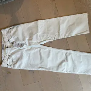 Oanvända vita jeans från Zara storlek 40