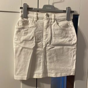 Kort, vit jeanskjol - Använd några få gånger, bra skick