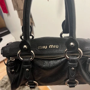 Miu Miu väska - Super söt Miu Miu bow bag perfekt till våren🤩 väskan är i topp skick!!😍❣️ ❌Mått: bredd 25cm, höjd 20cm, djup 13cm❌  