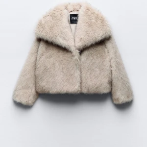 Pälsjacka från Zara - Säljer min pälsjacka från Zara i storlek M. Är i nyskick och använd endast en gång. 